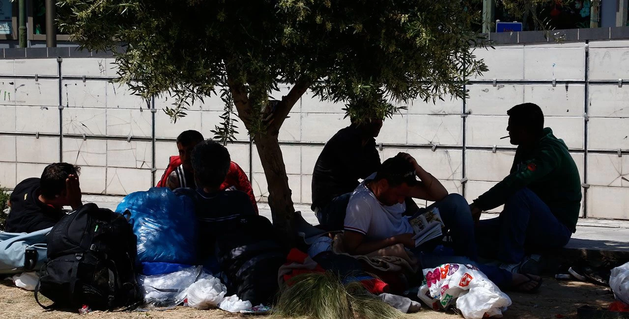 Εικόνες Μ. Ανατολής στην Ομόνοια: Άνδρας έβριζε τον Αλλάχ & τον συνέλαβαν – Συγκεντρώθηκαν δεκάδες μουσουλμάνοι στο ΑΤ